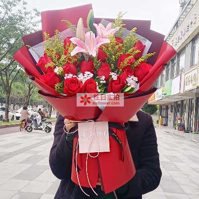 保山19朵红玫瑰百合，与你幸福前行