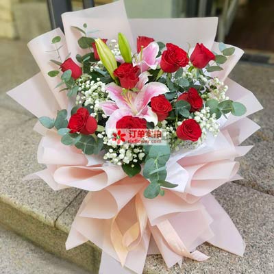 保山11朵红玫瑰百合，全世界里只有一个你